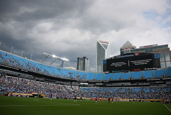 中国配资网网站 世俱杯｜一场比赛变成4小时38分钟的闹剧，极端天气为世界杯敲响警钟