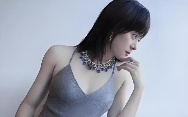 孙俪留长发太美了 解锁知性新维度