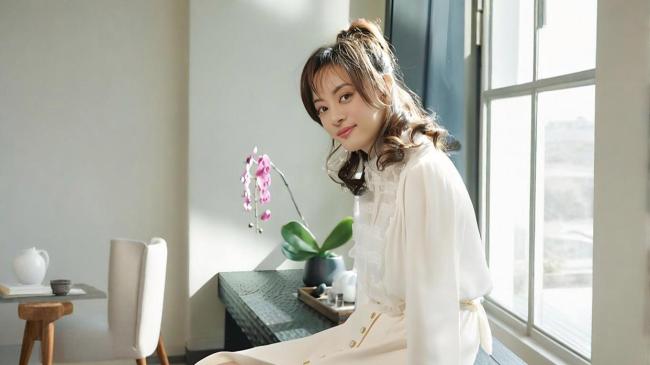 孙俪留长发太美了 解锁知性新维度